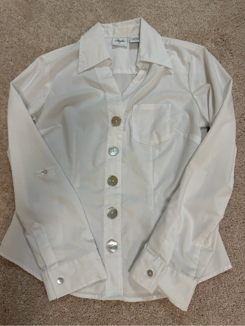 Studio vintage white fitted long sleeve button down with small cute pocket.